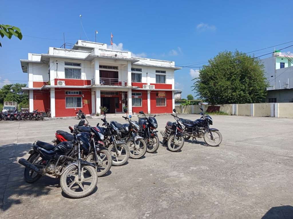 अबैध रुपमा नेपाल भित्र्याउन लागेकाे कपडा सहित ७ वटा माेटरसाईकल पक्राउ