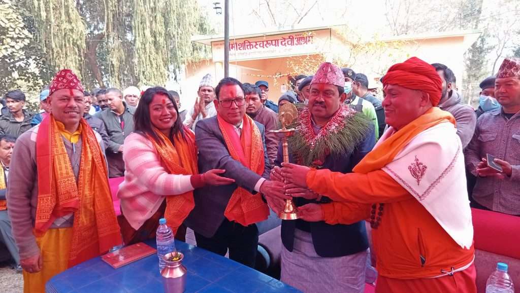 मित्रराष्ट्र भारत सरकारका पूर्व केन्द्रीय गृह राज्यमन्त्री मिश्र (टेनी महाराज)द्वारा माँ शक्ति स्वारुपा देबि माताको आश्रममा दर्शन