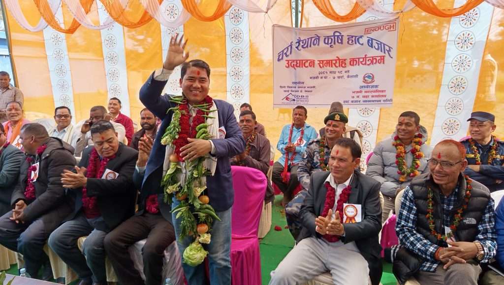 चर्रा रैथाने कृषि हाट बजार एक कार्यक्रममा बीचमा शुक्रबार उदघाटन