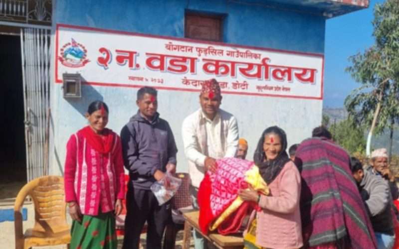 जेष्ठ नागरिकको लागि वडा द्वारा न्यानो कपडा उपहार