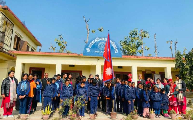 नविल बैंक टीकापुर शाखाद्वारा न्यानो कपडा वितरण