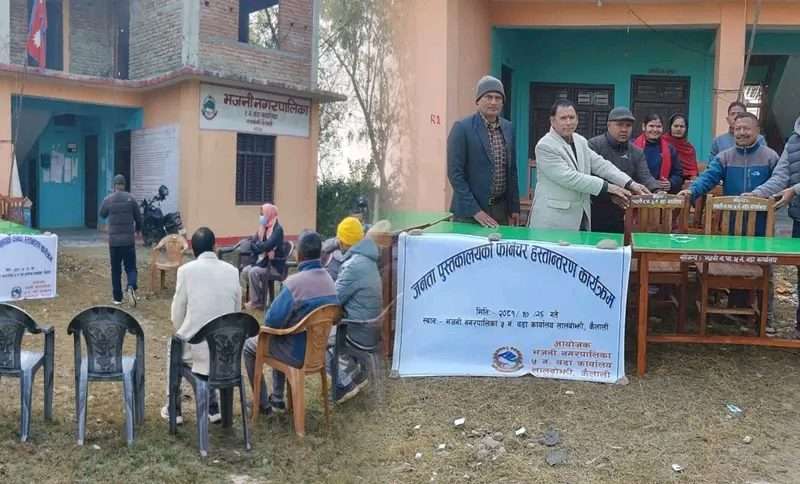 वडा कार्यालयद्वारा फर्निचर सामग्री हस्तान्तण