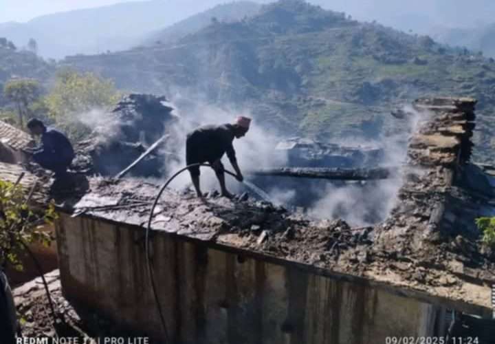 डोटीको के आई सिंहमा एक घरमा आगलागी हुँदा दुई लाख भन्दा बढीको क्षति