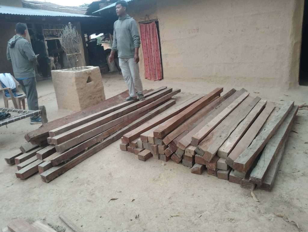 भजनीमा अवैध साल काठ बरामद