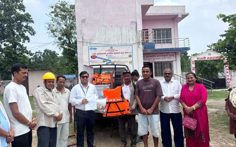 भजनीका वडा नं. ३ र ८ लाई पूर्वसूचना तथा उद्धार सामग्री हस्तान्तरण