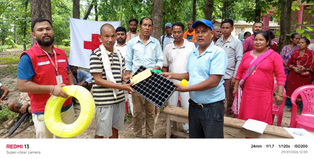 भजनीमा नेपाल रेडक्रस सोसाइटीद्वारा २३० जना लाभग्राहीलाई करेसाबारी सामग्री हस्तान्तरण
