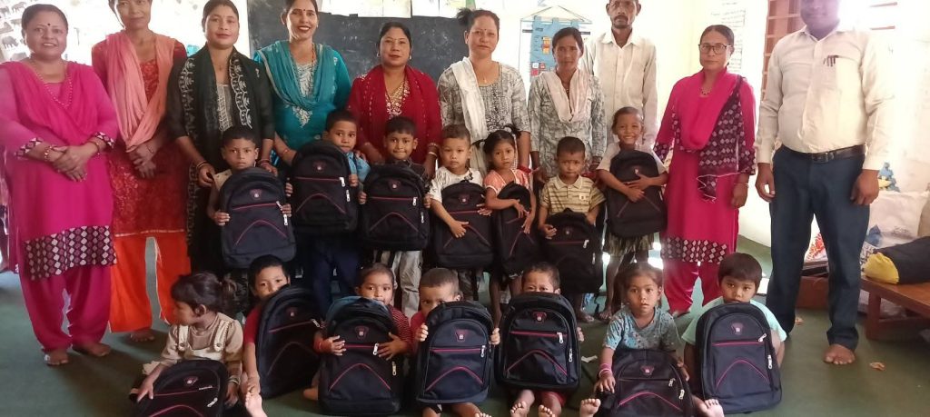 सोनपाल आधारभूत विद्यालयका १६ बालबालिकालाई शैक्षिक सामग्री वितरण